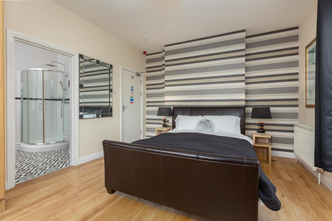 Bed & Breakfast 11 Strictly Over 25s No Party People