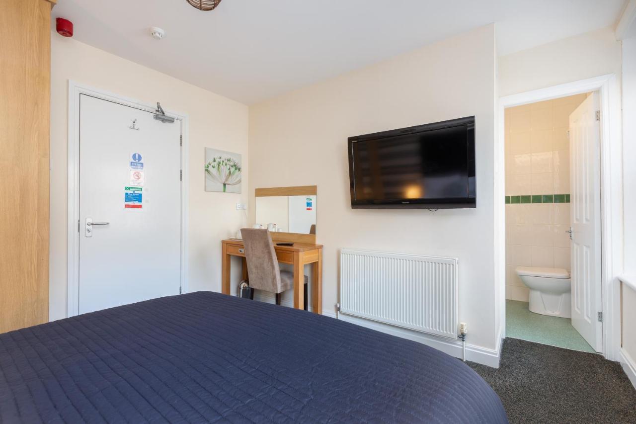 11 Strictly Over 25s No Party People Bed & Breakfast 3*