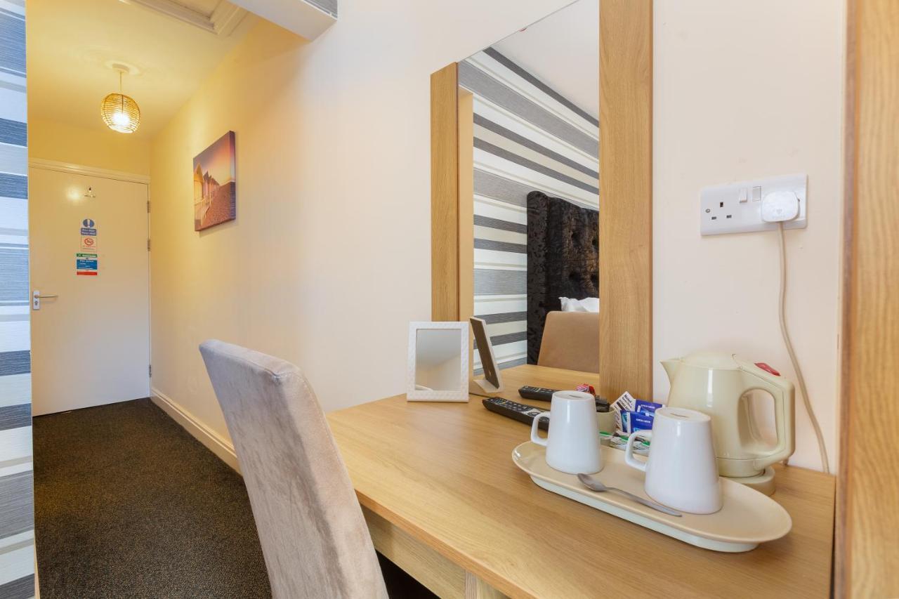 Bed & Breakfast 11 Strictly Over 25s No Party People