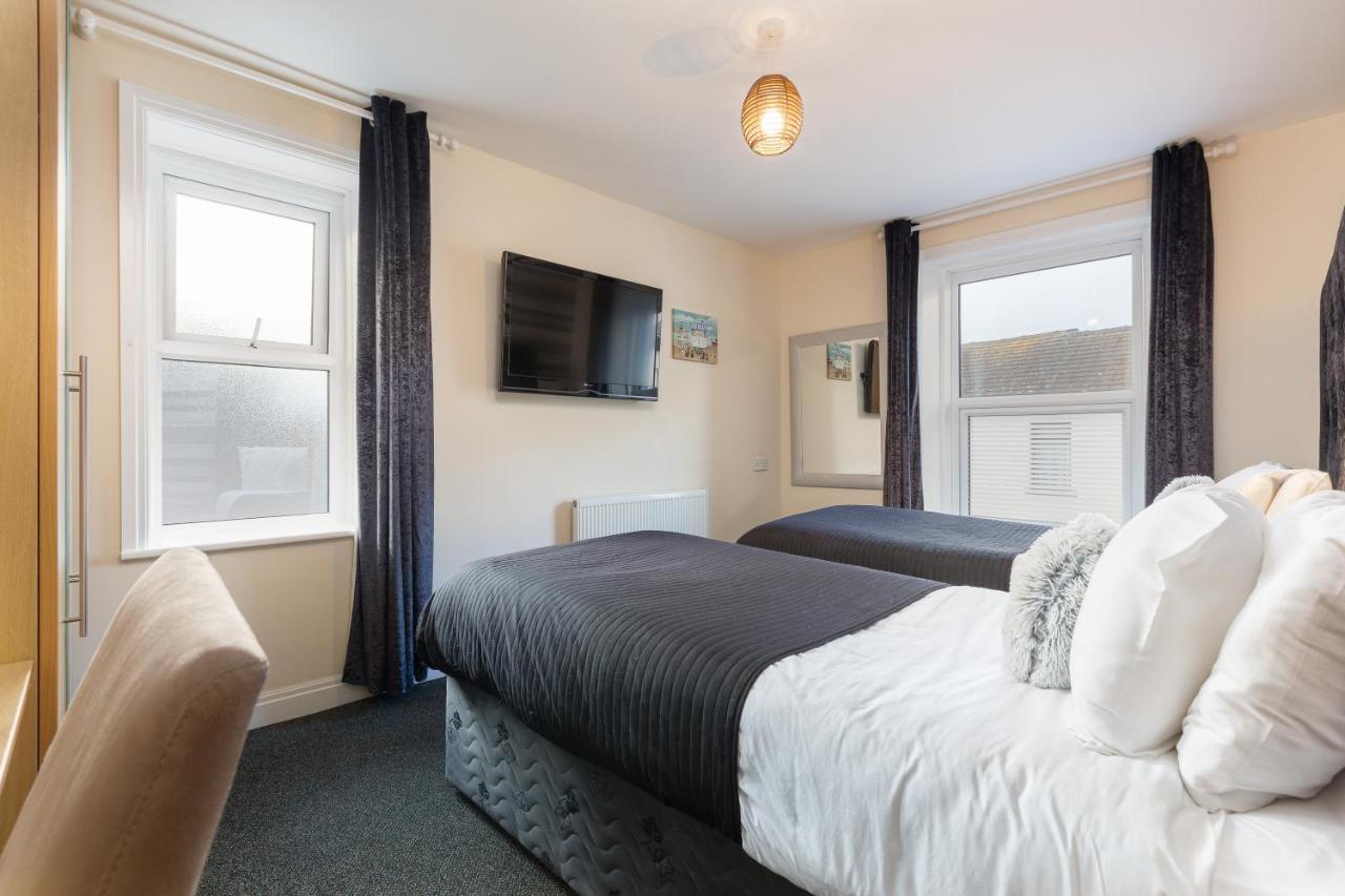 Bed & Breakfast 11 Strictly Over 25s No Party People
