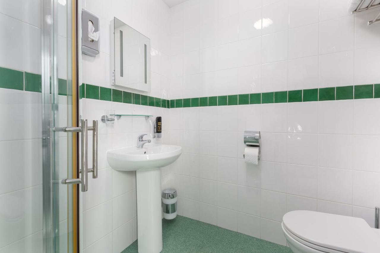 11 Strictly Over 25s No Party People Bed & Breakfast 3*