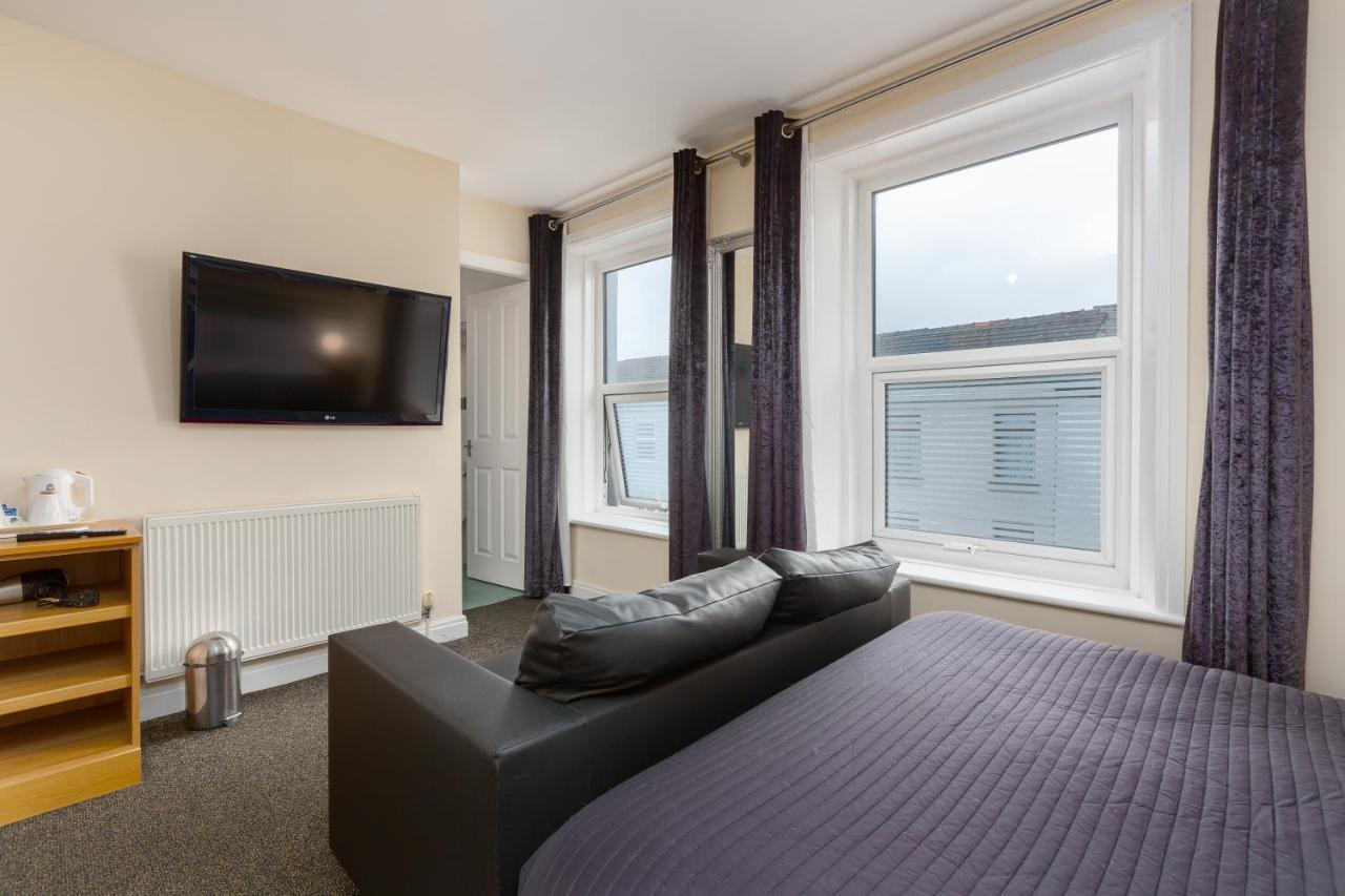 11 Strictly Over 25s No Party People Bed & Breakfast 3*