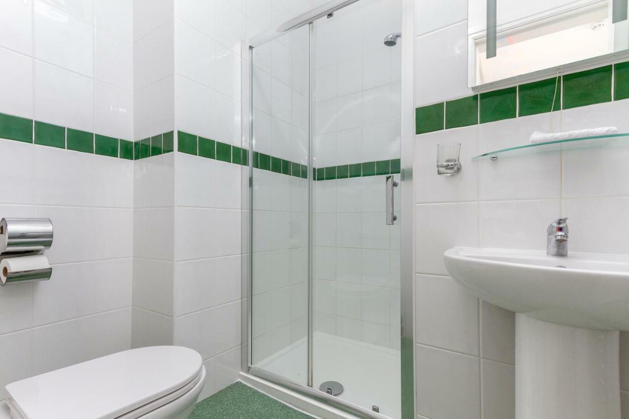 11 Strictly Over 25s No Party People Bed & Breakfast 3*